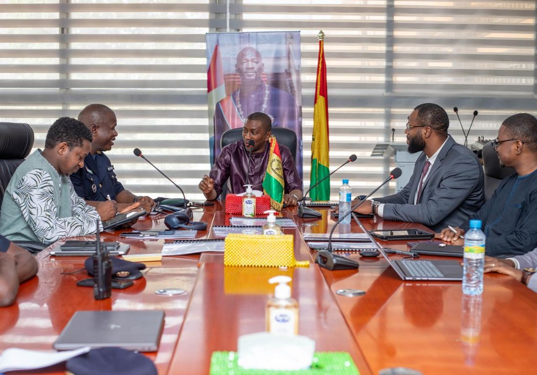 MAK Groupe team in a meeting